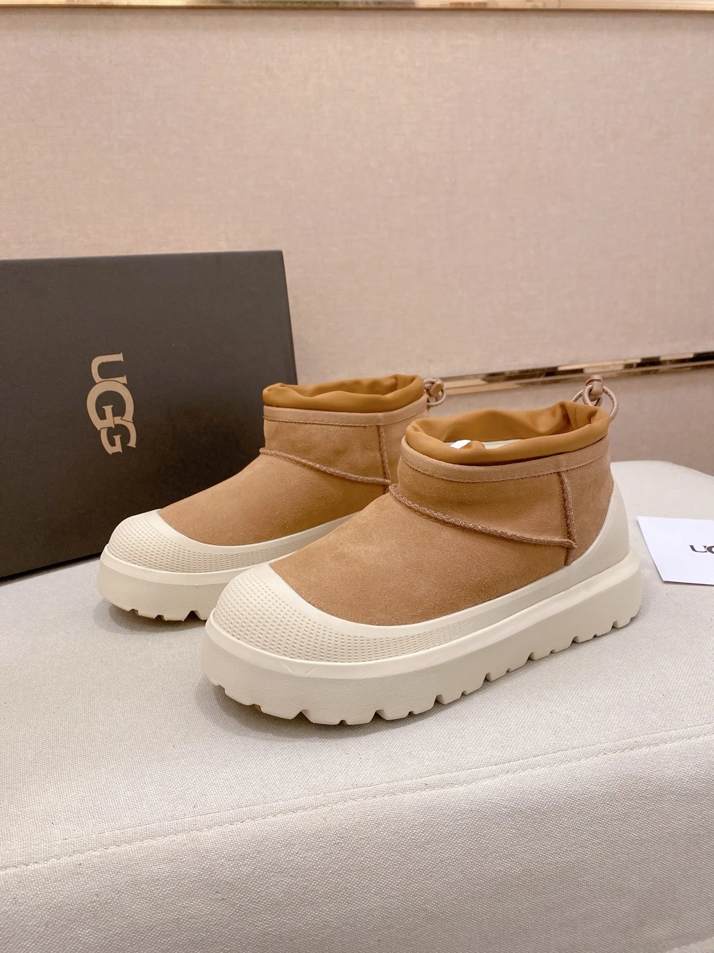 Factory price: 500💰Couple model💏 Same style as Wang Yibo, North American men's shoes Ugg ☃️In the special sale of new high-quality men's shoes snow boots in autumn and winter, the nemesis of extreme cold weather! Made of cowhide leather, merino wool lining, and original outsole, whether driving, outdoor or daily wear, there is always one that suits you! Male and female size: 35-46.